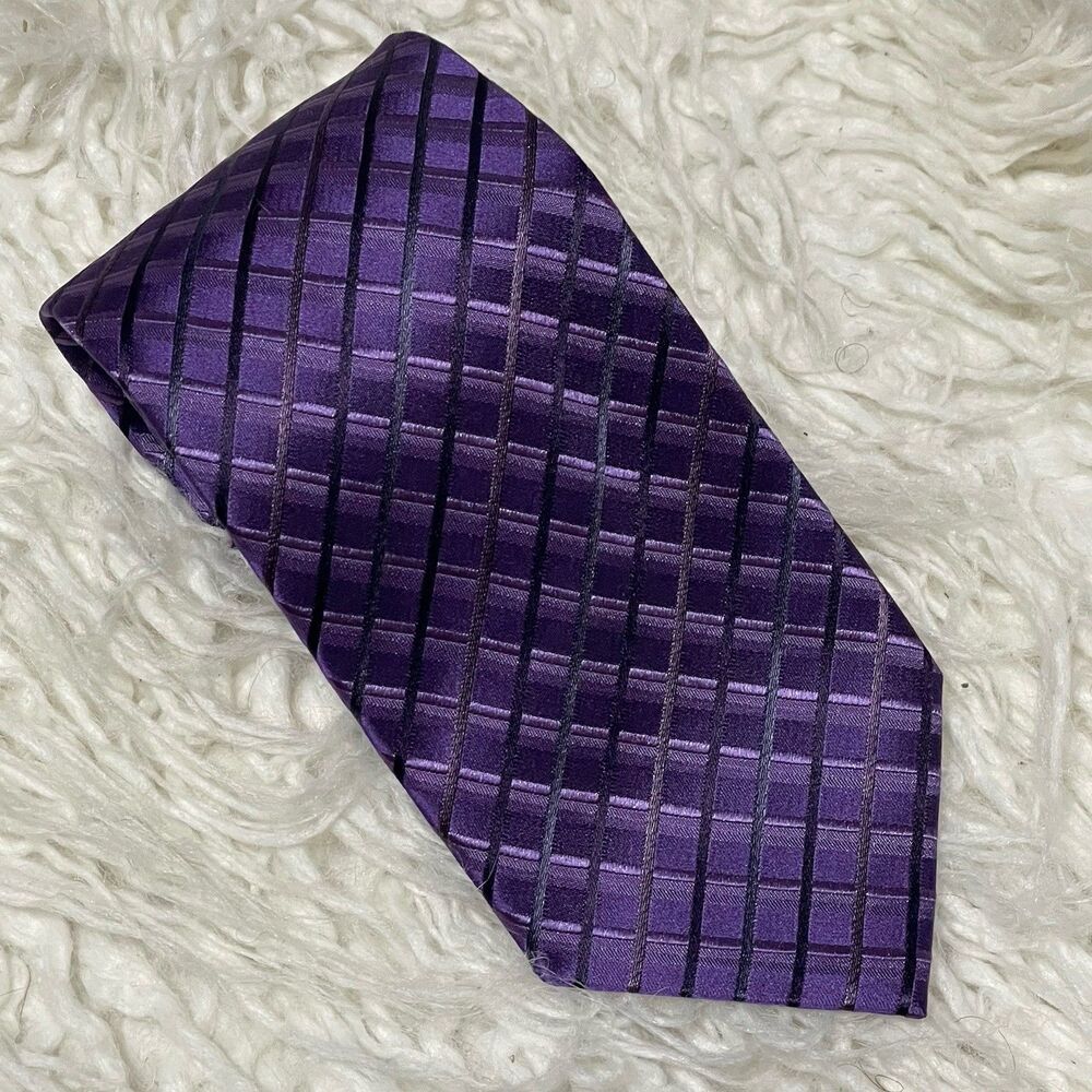Kenneth Cole Reaction Men’s Neck Tie 3 ¼” Purple 100% Silk Geometric Pattern